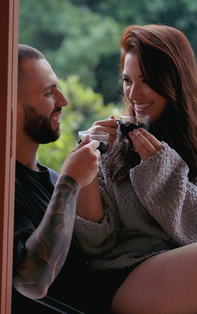 Pareja tomando café